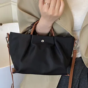 Zwarte geplooide shopper met bruine leren hengsels en zilveren gesp voor vrouwen