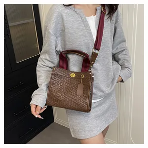 Braune Shopper-Tasche mit Kroko-Prägung, goldenem Drehverschluss und weitem Stoffgurt