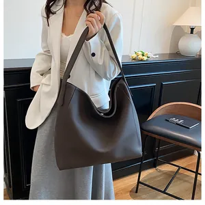Bolso tote grande marrón café de piel sintética con detalles de correa ancha para hombro