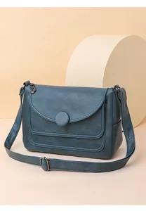 Dettaglio borsa a tracolla blu-grigio in pelle PU con patta e fibbia in metallo