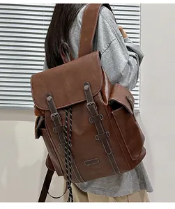 Detailansicht eines braunen Vintage-Lederrucksacks mit Schnallenriemen und Kordelzug