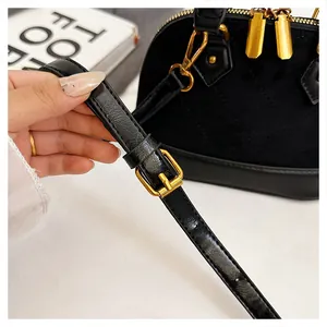 Détail du sac à main matelassé noir avec boucle dorée et fermeture éclair double