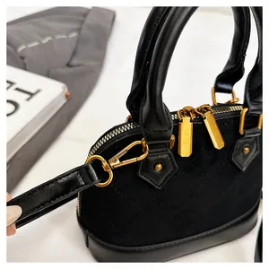 Détail du sac à main mat avec fermetures éclair métalliques et accents dorés élégants