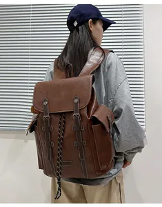 Detailansicht des großen dunkelbraunen Retro-Reiserucksacks mit Schnallen und Seitentaschen