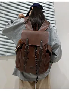 Nahaufnahme eines braunen Vintage-Rucksacks mit Schnallen und Kontrastnähten