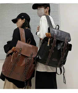 Details von Vintage-Rucksäcken aus Lederimitat in Schwarz und Braun mit Bären-Anhänger