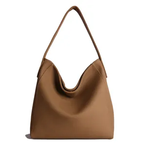 Bolso hobo de lona marrón con correa ancha de hombro en un estilo retro sencillo