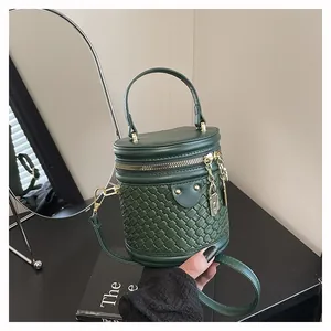 Detailansicht der dunkelgrünen Beuteltasche mit Flechtstruktur und goldener Hardware