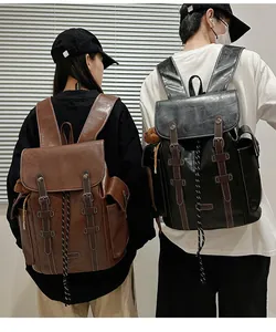 Detailansicht großer Vintage-Rucksäcke in Braun und Schwarz mit Schnallenriemen