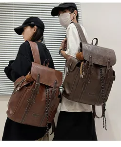 Detailansicht eines Vintage-Rucksacks aus PU-Leder mit Schnallenriemen und Seitentaschen