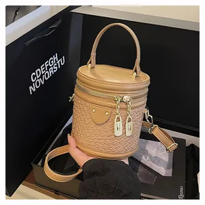 Detailansicht der khakifarbenen Beuteltasche mit Schlangenprägung und Doppelreißverschluss