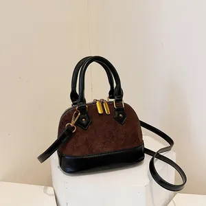 Sac coquille en daim marron chic avec motif matelassé et poignées en cuir noir