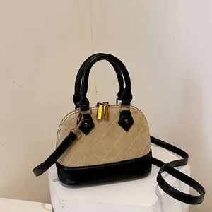 Sac à main minimaliste en forme de coquillage beige et noir avec fermetures dorées