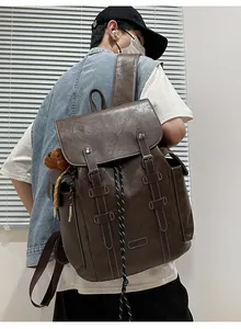 Detail eines braunen Vintage-Rucksacks aus PU-Leder mit Schnallen und Kordelzug
