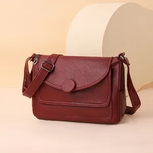 Borsa a tracolla classica bordeaux testurizzata con fibbia in argento regolabile elegante