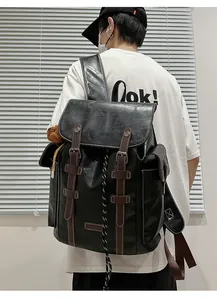 Detailansicht der Rückseite eines großen schwarzen Vintage-Rucksacks mit braunen Riemen