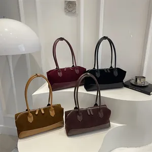 Μινιμαλιστικές τσάντες μπαγκέτα από σουέτ σε τέσσερα χρώματα σε λευκή βάση προβολής