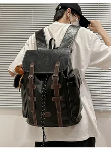 Detailsicht des Vintage-Rucksacks aus schwarzem Kunstleder mit braunen Riemen und viel Platz