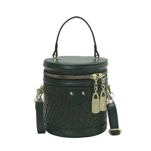Dunkelgrüne Beuteltasche mit Webmuster-Struktur und goldenen Metallbeschlägen Design