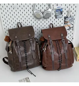 Details von Vintage-PU-Lederrucksäcken mit Bärenanhängern und Klappverschluss