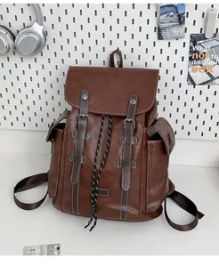 Detailansicht eines braunen Rucksacks mit Magnetverschlüssen und Kordelzugverschluss