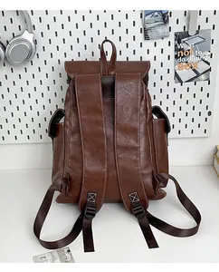 Details des braunen Vintage-Rucksacks aus PU-Leder mit weißen Nähten und Seitentasche