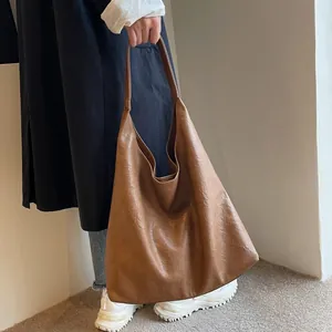 Retro brown large capacity slouchy hobo tote bag in soft leather with wide shoulder strap
