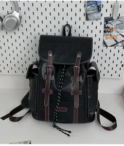 Detailansicht des schwarzen PU-Lederrucksacks mit Vintage-Schnallen und Seitentaschen