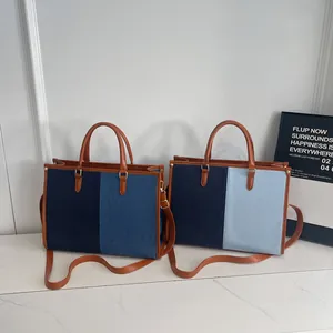 Borse tote in denim bicolore con manici in pelle e tracolle per donne