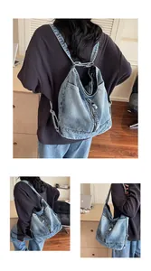 Λεπτομέρεια vintage denim τσάντας με μεταλλικά φερμουάρ και κορδόνι περίσφιξης
