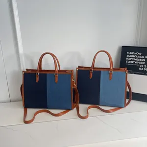 Borsa tote in denim bicolore con manici in pelle marrone e tracolle regolabili