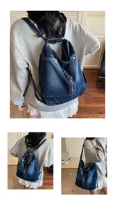 Λεπτομερής όψη της σκούρας μπλε τσάντας denim με πολλαπλούς τρόπους μεταφοράς