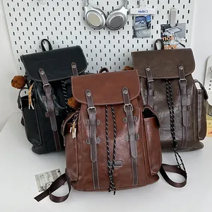 Vintage-Rucksäcke aus Kunstleder in Schwarz und Braun mit süßem Plüschbären-Anhänger