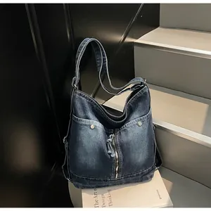 Λεπτομέρεια vintage denim τσάντας με μεταλλική αγκράφα και υφή από τις πλαϊνές τσέπες
