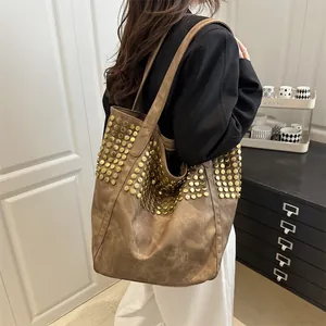 Vintage καφέ τσάντα tote με τρουκς για γυναίκες, μεγάλη χωρητικότητα και ρετρό δέρμα