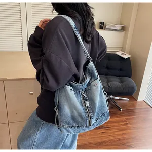 Λεπτομέρεια vintage τσάντας denim με μεταλλικά πριτσίνια και ανθεκτικό ιμάντα ώμου