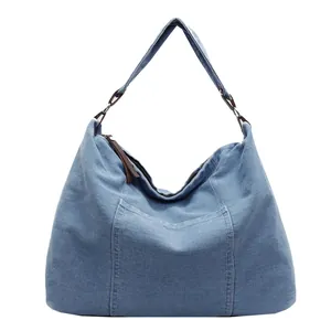 Vintage τσάντα hobo από τζιν με φαρδύ λουρί και καφέ δερμάτινες λεπτομέρειες φερμουάρ