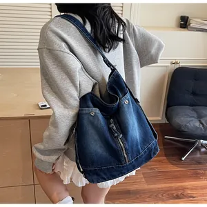 Λεπτομέρεια vintage τζιν τσάντας tote με τσέπες cargo και διακοσμητικό φερμουάρ