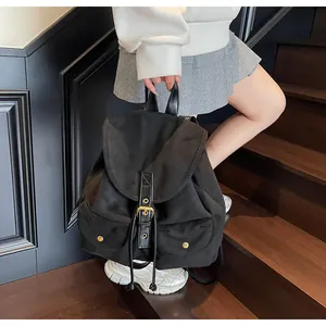 Sac à dos noir à la mode présenté dans une scène lifestyle sur un escalier