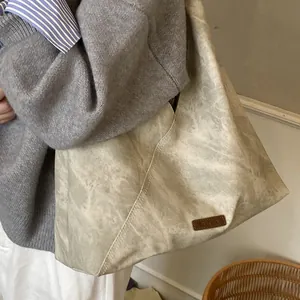Μεγάλη σουέτ τσάντα για γυναίκες με μαρμάρινη υφή και δερμάτινο σήμα με λογότυπο
