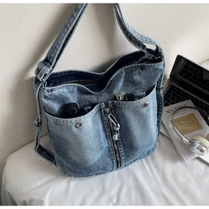 Λεπτομέρεια vintage denim τσάντας με λειτουργικές τσέπες και μαλακή υφή πλυμένου υφάσματος