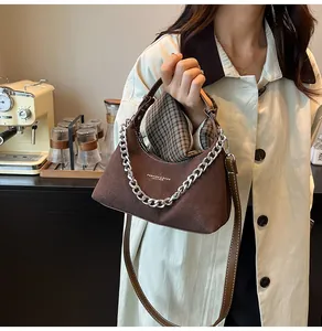 Borsa a tracolla marrone a mezza luna con catena in metallo argento e design minimalista