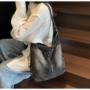 Vintage πλυμένη τσάντα denim με χρωματική διαβάθμιση και βιομηχανικές λεπτομέρειες
