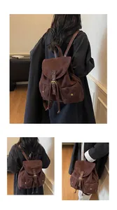 Détail d'un sac à dos rétro marron foncé avec fermeture à cordon et poches avant à rabat