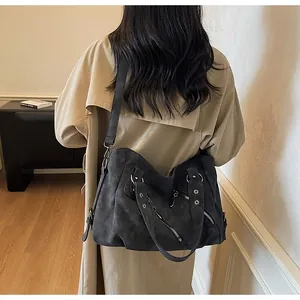 Détails du dos d'un grand sac cabas vintage en daim avec fermetures et rivets