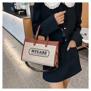 Λεπτομέρεια της vintage τσάντας canvas με δερμάτινο φινίρισμα και μποέμ ιμάντα ώμου