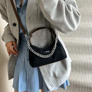 Borsa hobo nera opaca con catena argento e tracolla in pelle marrone da donna