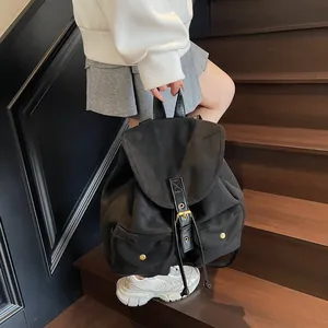 Sac à dos seau en toile noire vintage avec boucles dorées et détails en cuir chic