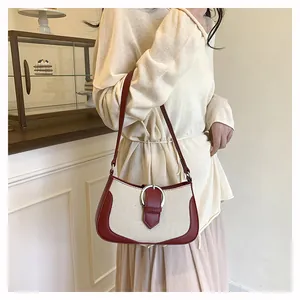 Κοντινό πλάνο vintage τσάντας μπαγκέτα από μπεζ καμβά και μπορντό δερμάτινες λεπτομέρειες