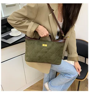 Λεπτομέρεια λαδί καπιτονέ τσάντα με χρυσή κλειδαριά για αστική καθημερινή μετακίνηση